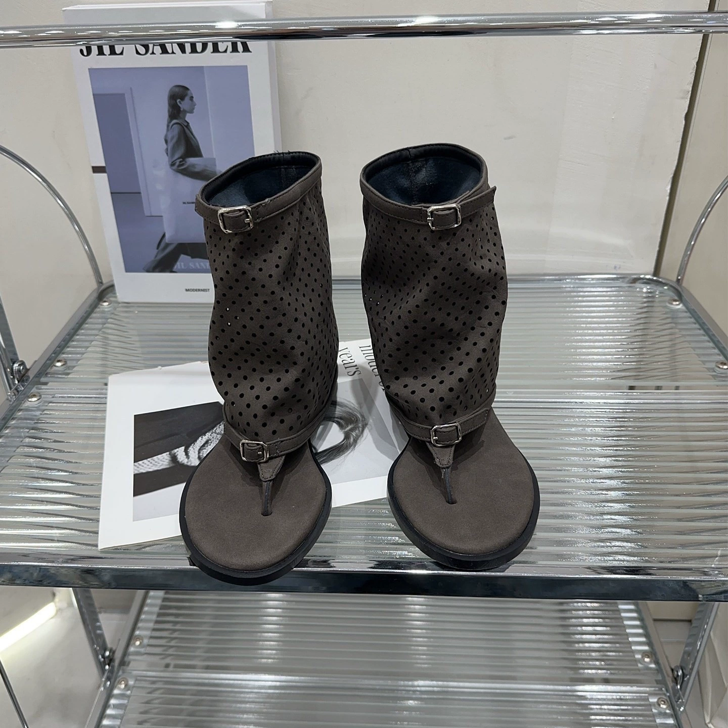Chuyuji Europäischer Stil Römisch Hohl Zehensteg Stiefel Retro Einzigartig Loch Stiefel Metallschnelle Schlankmachend Versteckter Keil Damen · MOHE China shoe factory
