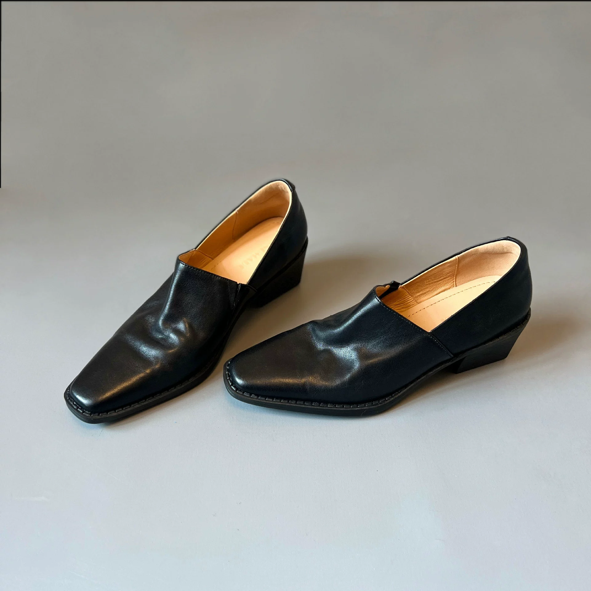 Mocassins à talon bloc bout carré cool chic pour femme, slip-on en cuir · MOHE China shoe factory