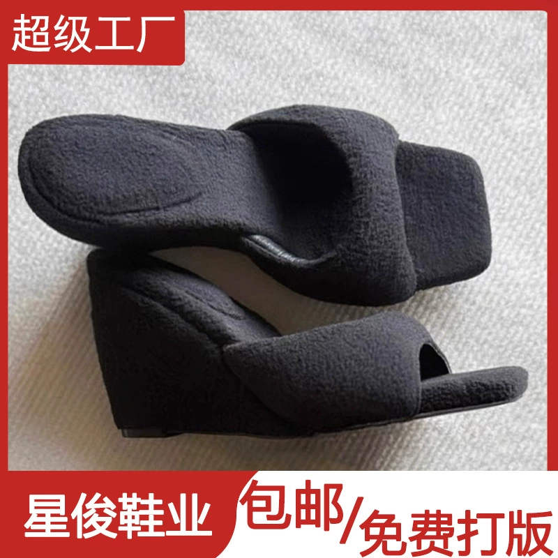 Mules en fourrure à bout carré ouvert compensé pour femmes, automne 2025, talons mode · MOHE China shoe factory