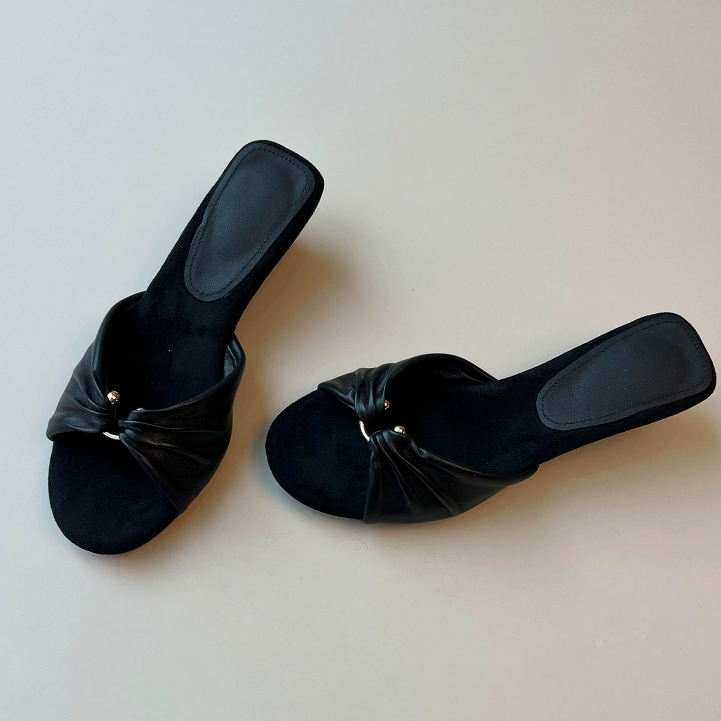 Chuyuji Mules rétro découpées simples françaises pour femme, compensées à bride bout rond doux · MOHE China shoe factory