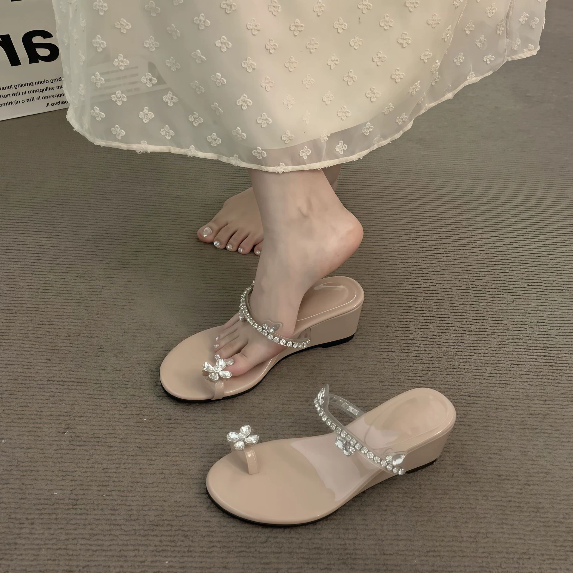 Chinelos Fashion com Salto Cunha e Anel no Dedo, Sandálias de Vestido Verão 2026