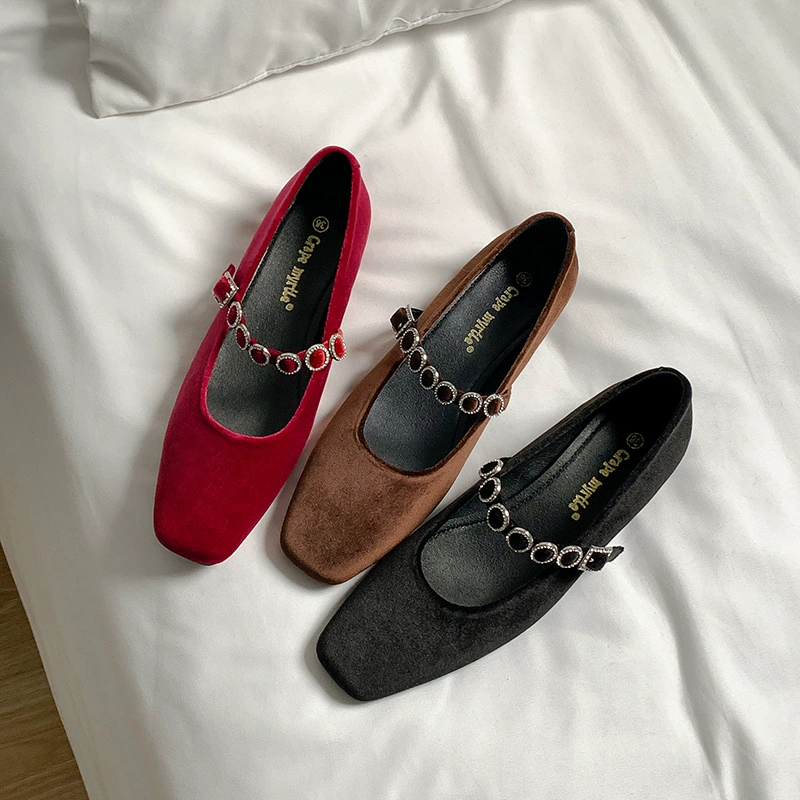 Neue French Square Toe Pumps mit niedrigem Absatz und Strassriemen