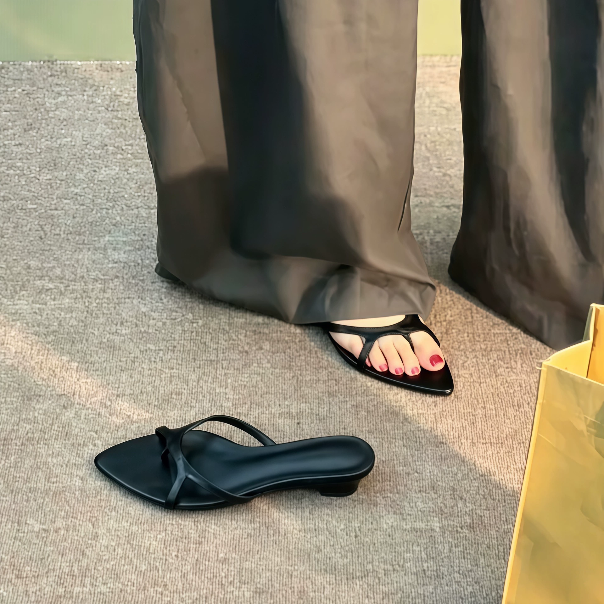 Sandálias Slide Tira Fina Coreana Anel no Dedo Feminino Verão Moda Bico Fino Grosso · MOHE China shoe factory
