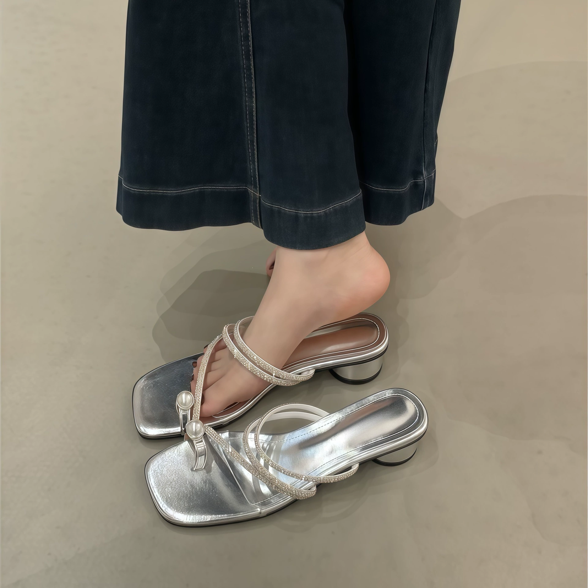 2026 Neue Perle Zehenriemen Slide Sandalen Frauen Sommer Gold Blockabsatz · MOHE China shoe factory