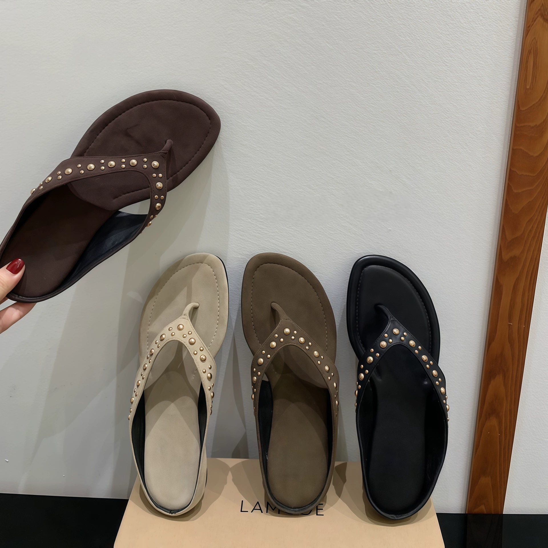 Chuyuji Sandales vintage femme, rivets, lanière entre les orteils, été 2026, mules de plage mode · MOHE China shoe factory