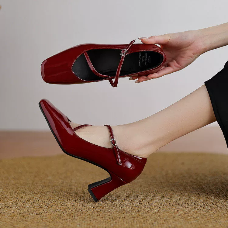 Sapatos Mary Jane Bico Quadrado Salto Grosso Vinho Tinto em Couro Patent para Primavera 2026