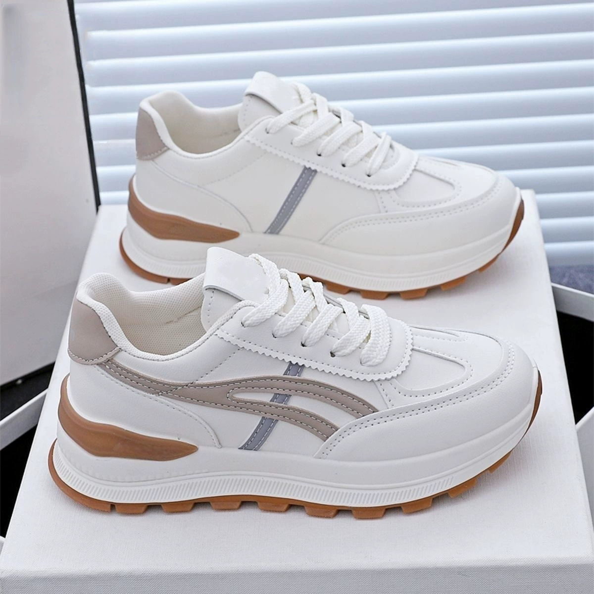 Baskets blanches respirantes pour femme Printemps Coréen semelle épaisse rehaussante chaussures Dad décontractées