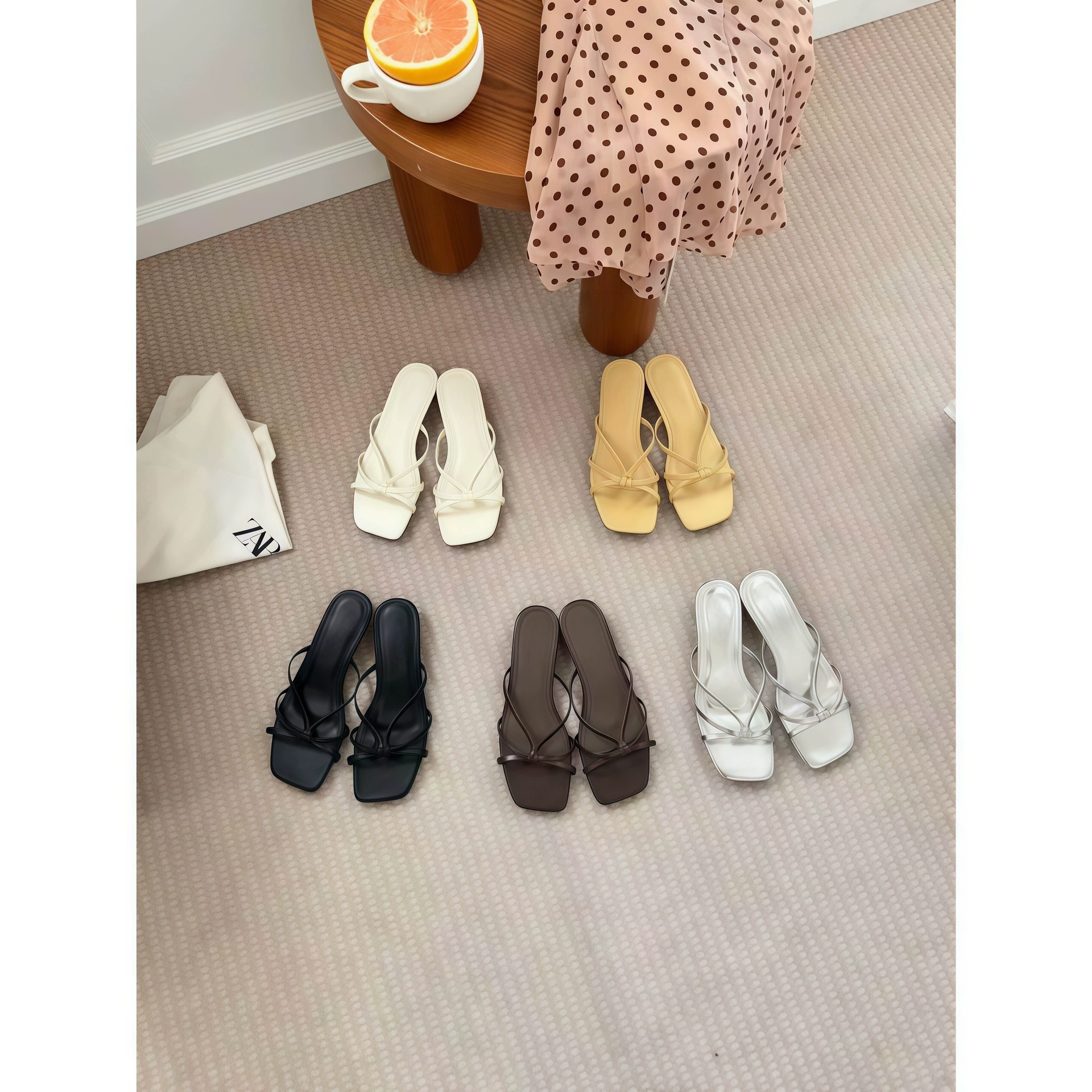 Sandálias Rasas Chuyuji Femininas Francesas Douradas Tira Única 2026 Verão Praia Férias · MOHE China shoe factory