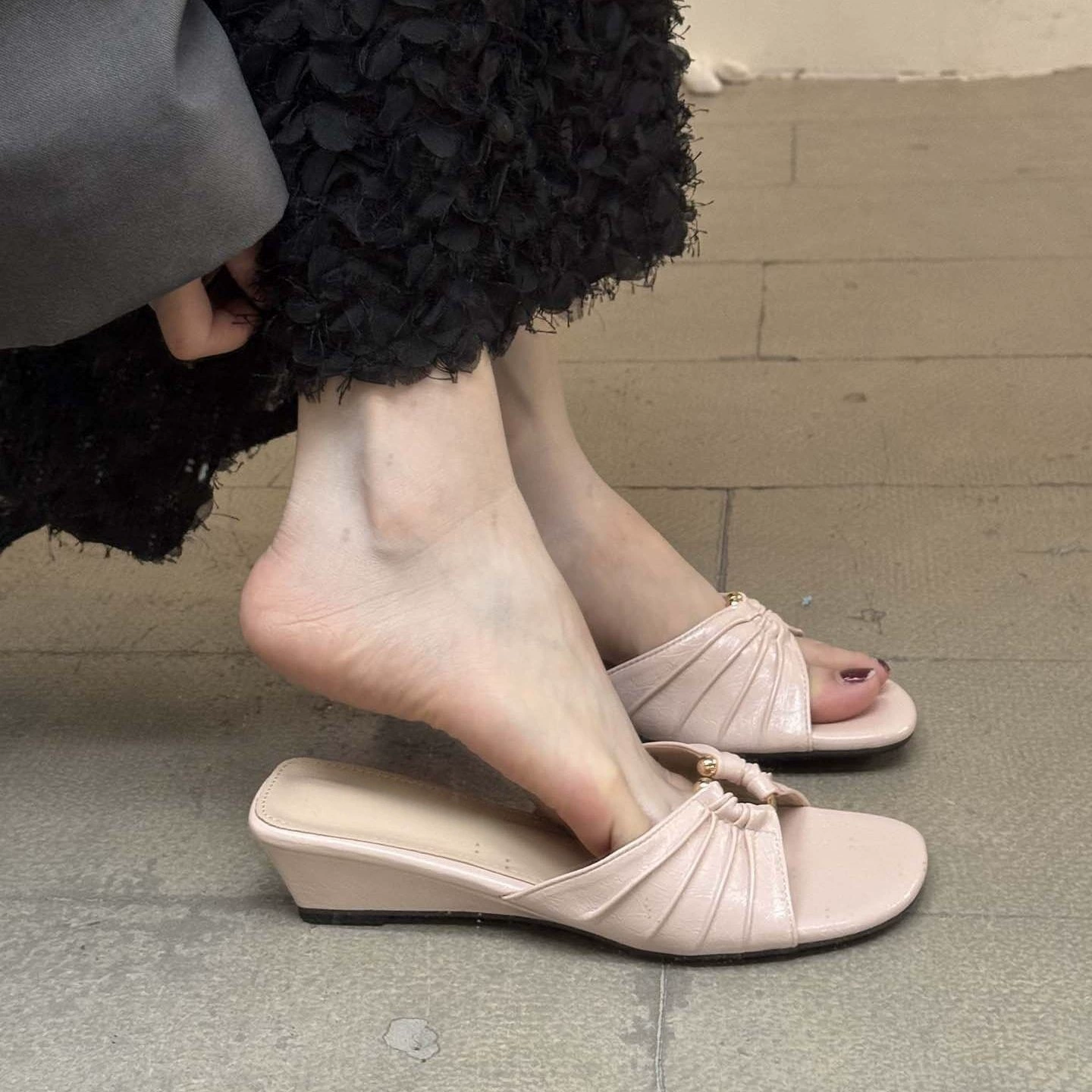 Chuyuji Keil Knöchelriemen Pantoffeln Damen 2026 Neu Sommer Gefaltet Sanft Kleid Urlaub Offene Zehe · MOHE China shoe factory