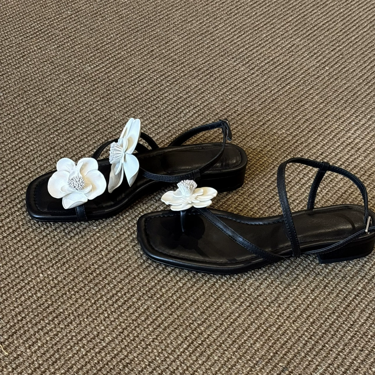 Nouvelles sandales plates été style Chanel, bout ouvert carré, bride camélia