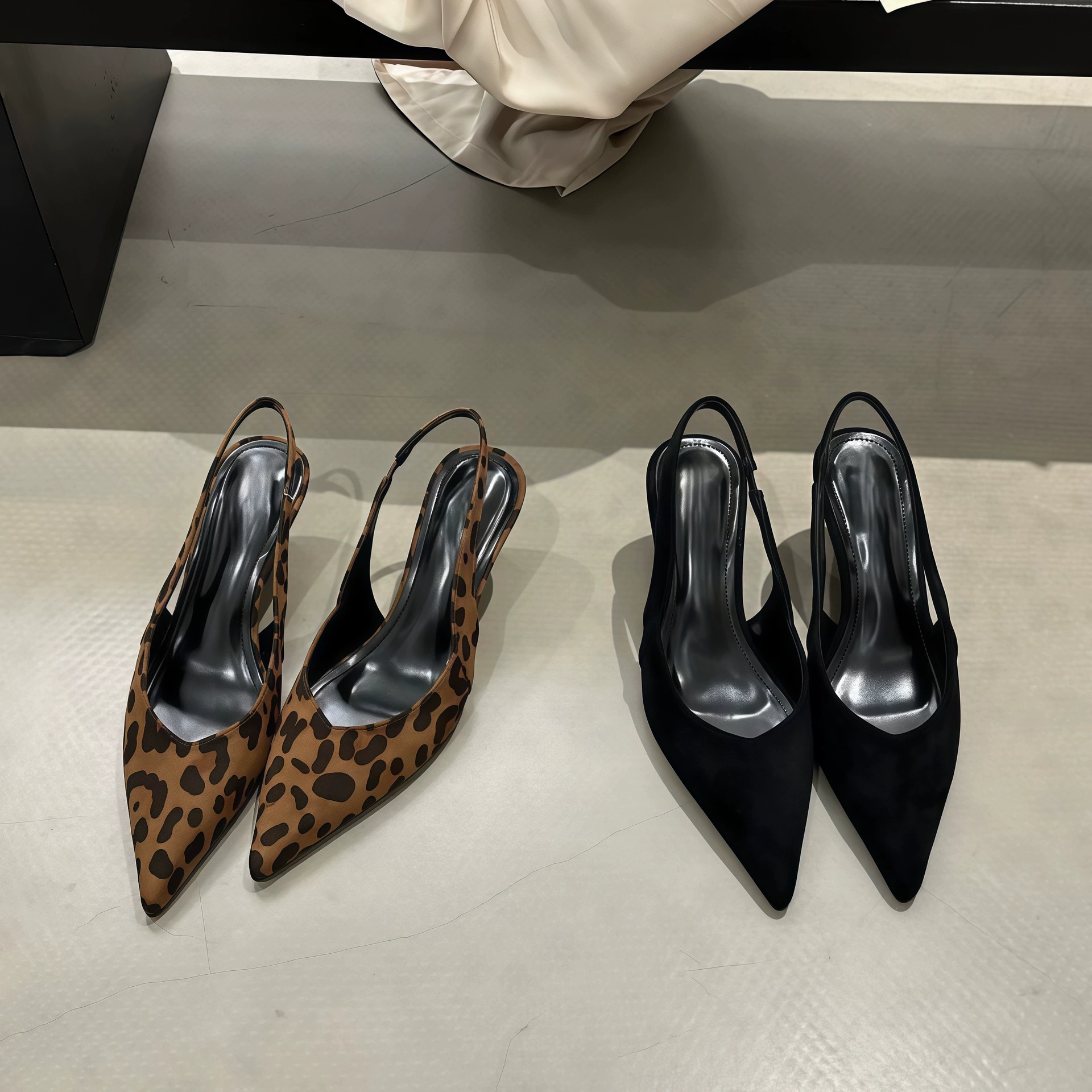 Chuyuji Unregelmäßig Leopard Spitz zulaufende Knöchelriemen Sandalen Damen Keilabsatz Wildleder Retro · MOHE China shoe factory