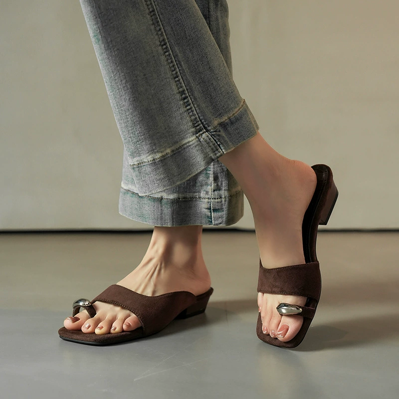 Sandálias Femininas Premium Bico Quadrado Fivela Metálica Dedo Slide Camurça Cunha Baixa