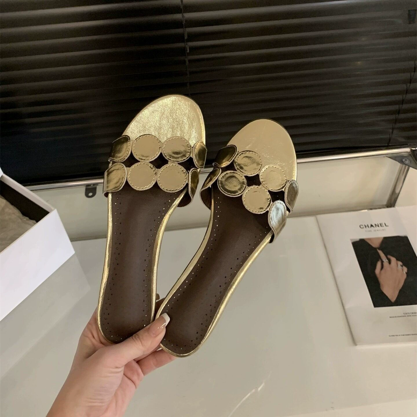 Chuyuji Sandalias de Cuña Francesas de una Tira con Hebilla y Puntera Redonda para Mujer, Lujo de Verano · MOHE China shoe factory