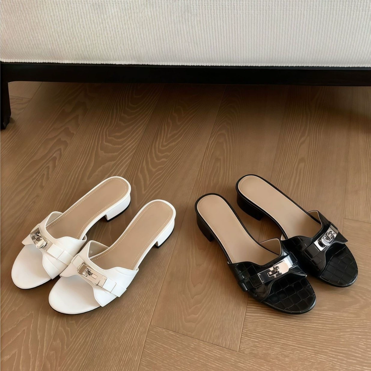 Mules à talon bloc 4cm texture crocodile, style reine verrou pour femmes · MOHE China shoe factory