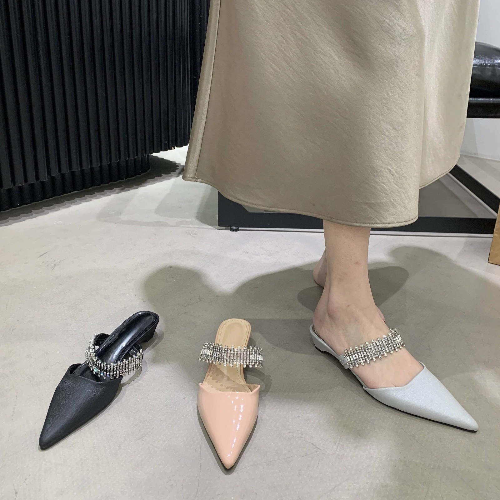 Chuyuji Chinelos Fechados Meio Fada Strass Tira Tornozelo Verão Unni Mulheres Salto Bloco Mulas · MOHE China shoe factory