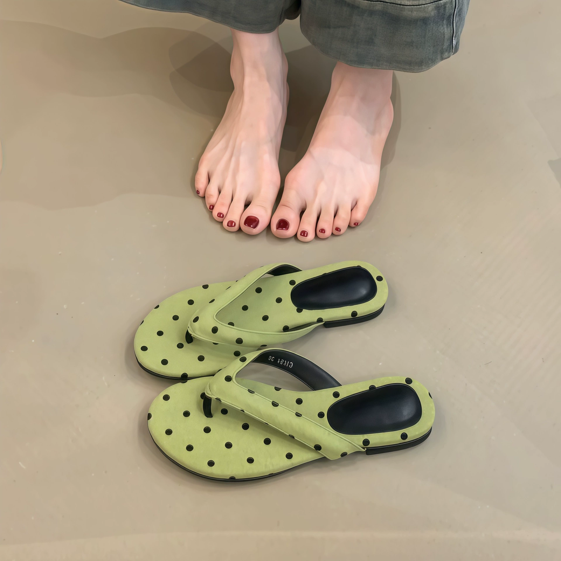Tongs à pois pour femme, été 2026, sandales de plage assorties aux robes de vacances · MOHE China shoe factory