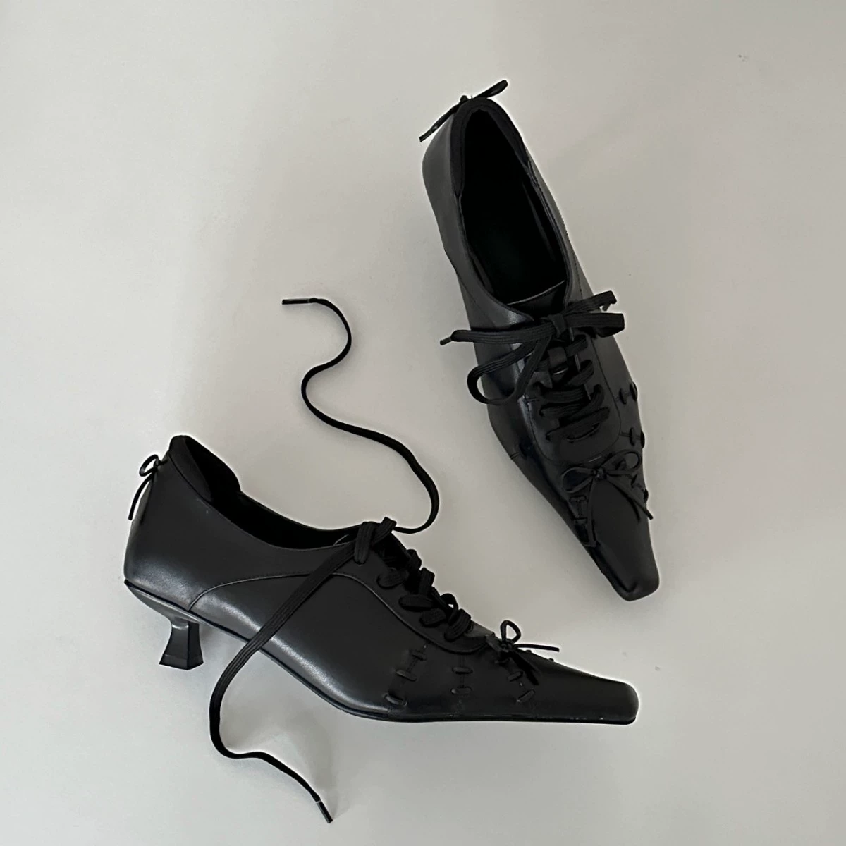 Sapatos de Bruxa com Salto Fino Design Nicho Novo para Mulher, Sapatos de Couro Góticos Vintage Pontiagudos com Amarração para Primavera