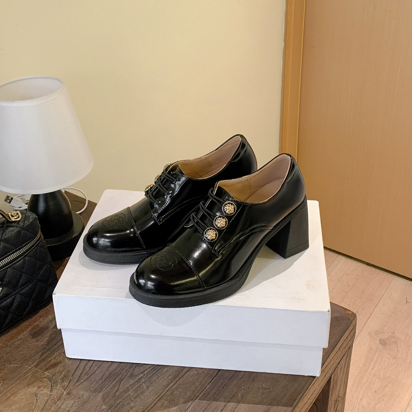 Damen Loafer mit Kamelie, runder Spitze, dicke Sohle, Britischer Stil, Münzknopf
