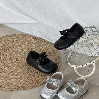 XSHX Retro Korean Girls Wide Toe Mary Jane Hook & Loop Anti-Slip Rubber Butterfly Silver · YANYAN China shoe factory