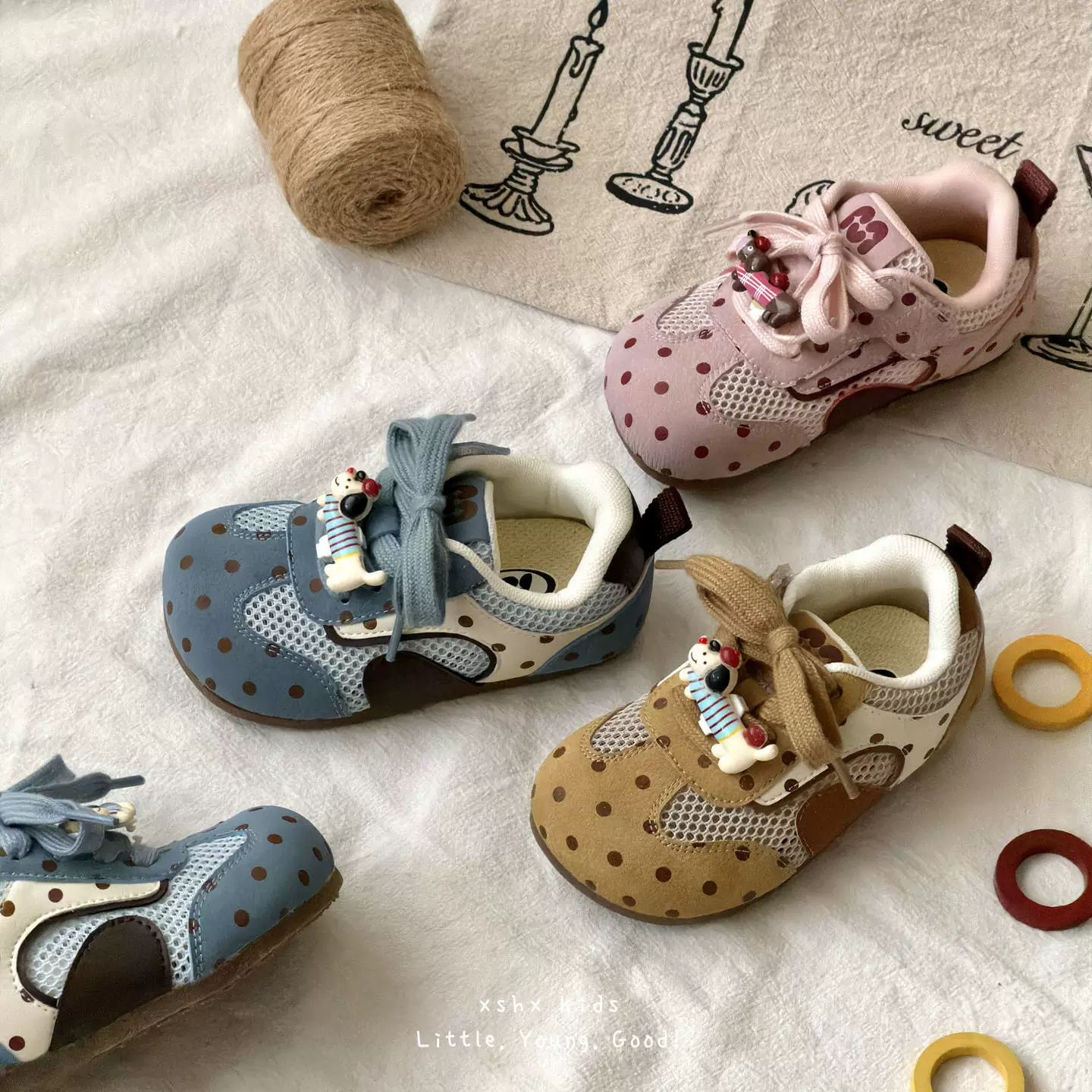 XSHX Chaussures à pois pour filles, bout large, printemps-été, respirantes, semelle souple en mesh, antidérapantes, à lanières scratch coréennes
