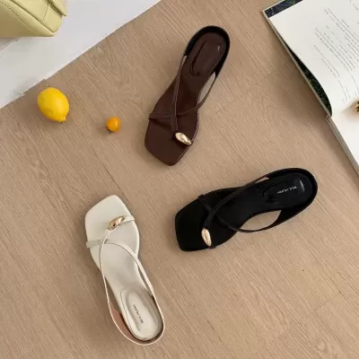 Chuyuji Metal Decoration Square Toe Block Heel Sandals Women Summer Fashion Casual Slippers · YANYAN China shoe factory