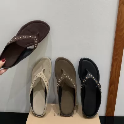 Chuyuji Women's Vintage Rivet Thong Sandals 2026 Summer Fashion Beach Slippers