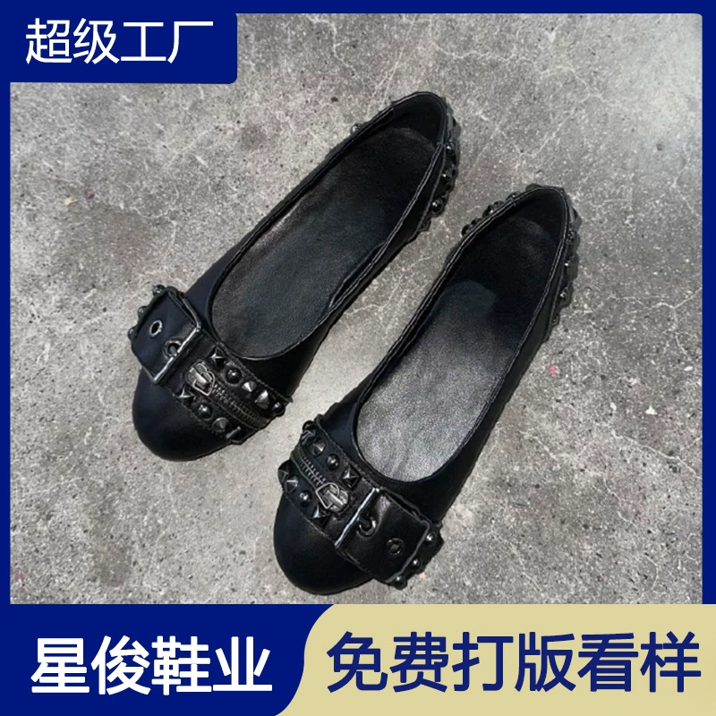 Ballerines vintage sombres à rivets et boucle, chaussures à bout rond à talon caché 2026