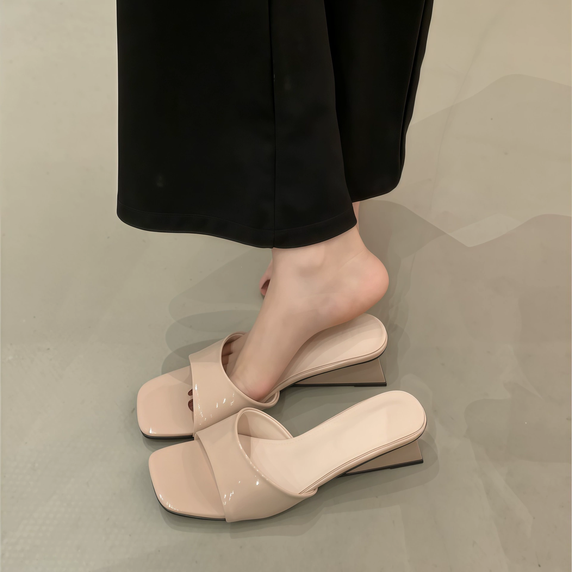 Täglicher Gebrauch offene Zehen quadratische Zehen Slide Sandalen Frauen einfach vielseitig