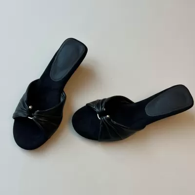 Chuyuji French Retro Simple Cutout Slippers for Women Soft Round Toe Wedge Strap · YANYAN China shoe factory