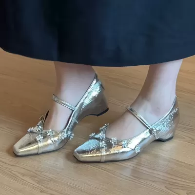 Chaussures Mary Jane argentées haute qualité à compensée cachée bride fleur françaises pour femme · YANYAN China shoe factory
