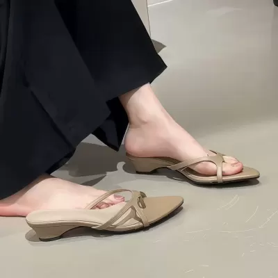 Damen Koreanische offene Zehenpartie, Blockabsatz, Slides, spitz zulaufend, Keilabsatz, Zehenring Sandalen · YANYAN China shoe factory