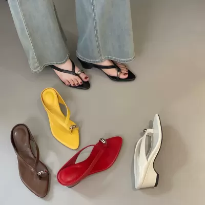 Women's Chunky Heel Thong Sandals 2026, Korean Metal Buckle Toe Loop Slides · YANYAN China shoe factory