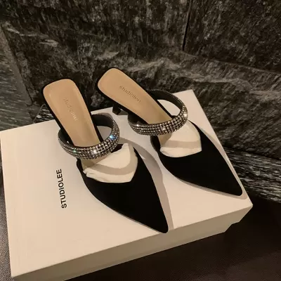 Novo Uma Tira Cristal V-Corte Pontiagudo Salto Alto Sandálias Preto Sexy Fechado Meio Mulheres 755-2 · YANYAN China shoe factory